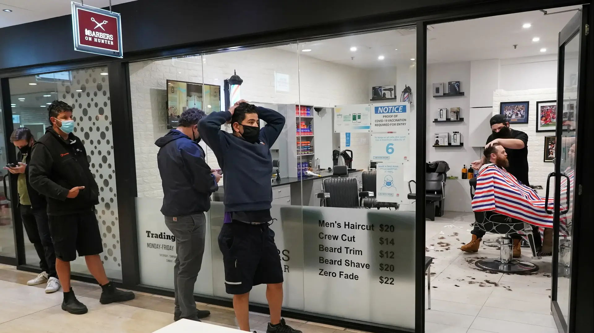 תור למספרה בעיר סידני, אוסטרליה, שנפתח מחדש אחרי סגר בן יותר ממאה ימים, 11 באוקטובר 2021 תור למספרה בעיר סידני, אוסטרליה, שנפתח מחדש אחרי סגר בן יותר ממאה ימים, 11 באוקטובר 2021