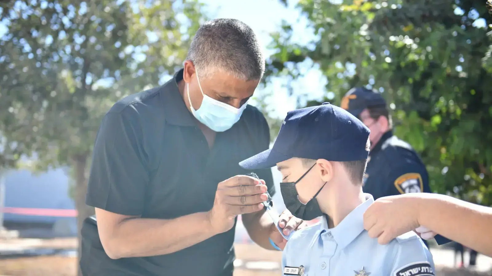 יהונתן, ילד בן 9 בעל צרכים מיוחדים, מקבל דרגות שוטר ממפקד תחנת "הראל" סנ"צ דקר אשל, 12 באוקטובר 2021