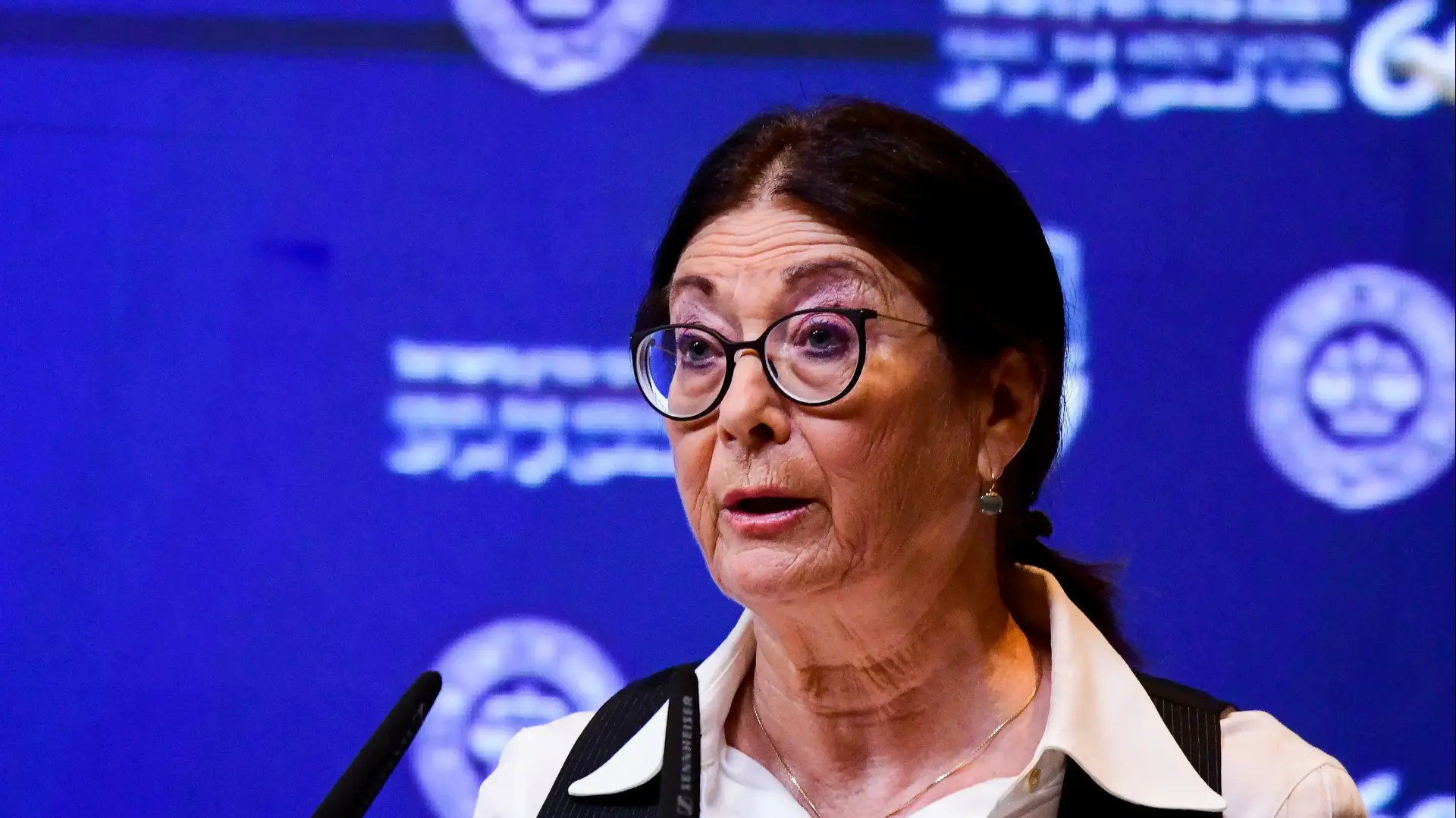 אסתר חיות אסתר חיות