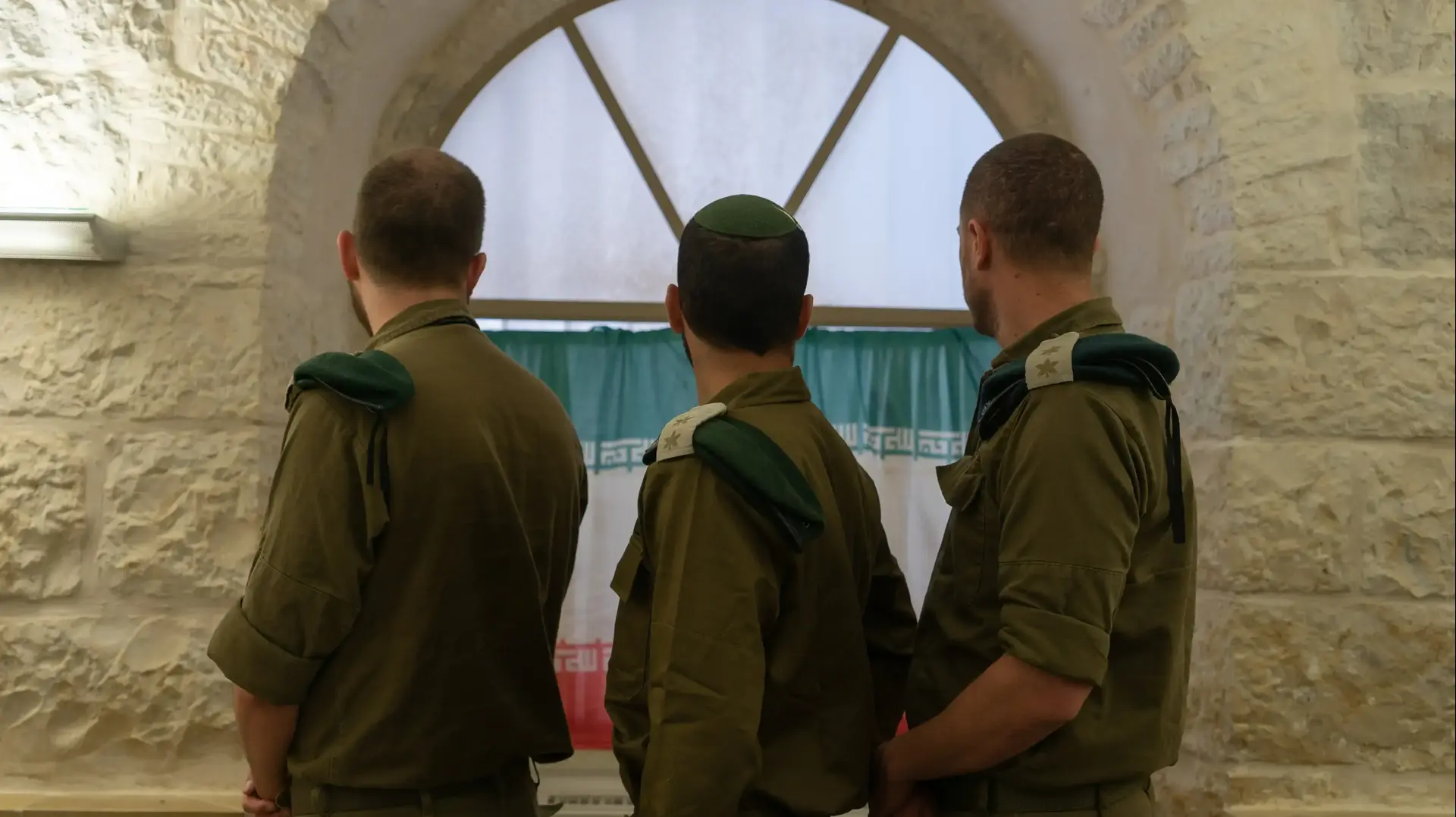 אגף המודיעין של צה״ל חשף את ״אנשי הליבה האדומה״ |מימין: מפקד המרחב, סא״ל א׳, ראש זירת איראן, סא״ל ח׳, חוקר בכיר, רס״ן נ׳
אגף המודיעין של צה״ל חשף את ״אנשי הליבה האדומה״ |מימין: מפקד המרחב, סא״ל א׳, ראש זירת איראן, סא״ל ח׳, חוקר בכיר, רס״ן נ׳
