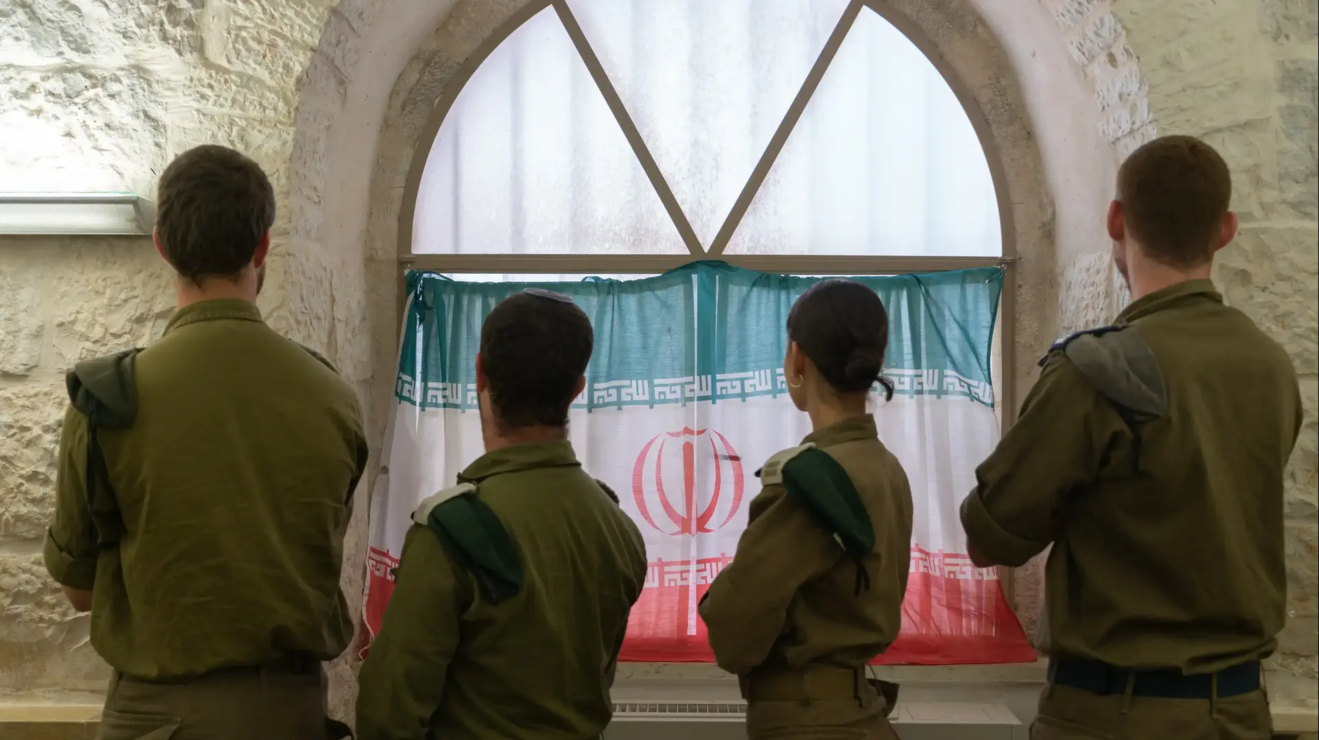 אגף המודיעין של צה״ל חשף את ״אנשי הליבה האדומה״ | מימין: קמ״ן מטעם חיל האוויר, סגן מ׳, מפקדת מחלקת הפקה, סגן ד׳, קב״ר בכיר, רס״ן ע׳, מפקד מולקולה, סגן א׳ אגף המודיעין של צה״ל חשף את ״אנשי הליבה האדומה״ | מימין: קמ״ן מטעם חיל האוויר, סגן מ׳, מפקדת מחלקת הפקה, סגן ד׳, קב״ר בכיר, רס״ן ע׳, מפקד מולקולה, סגן א׳