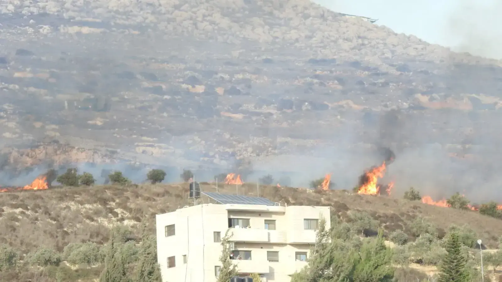 מתנחלים מציתים אש ומשליכים אבנים בשטח בכפר הפלסטיני בורין שבשומרון, 16 באוקטובר 2021
