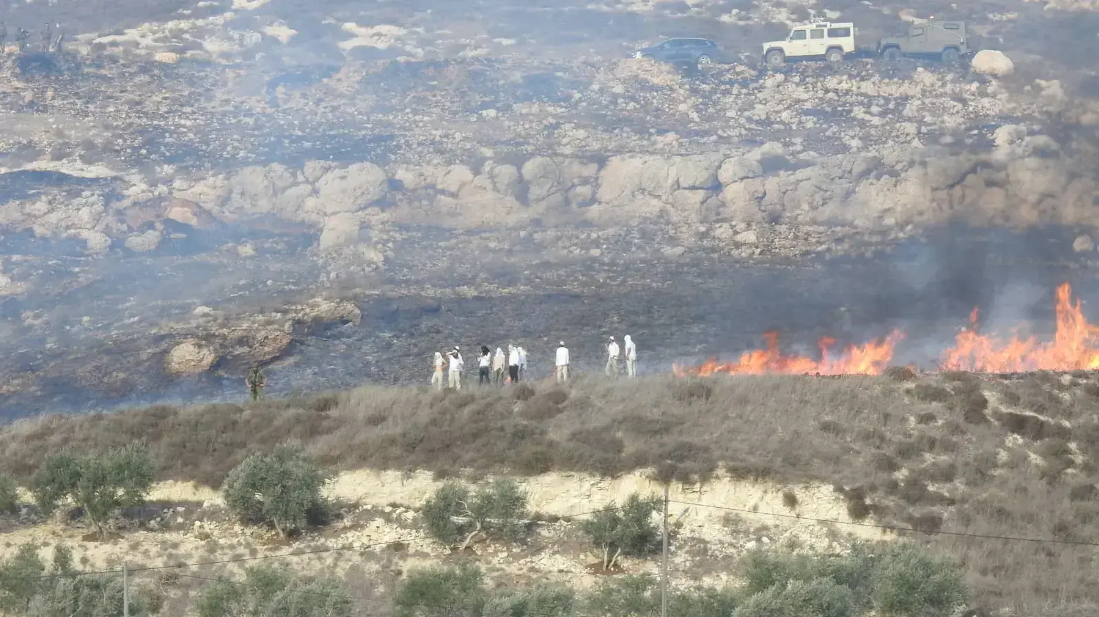 מתנחלים מציתים אש ומשליכים אבנים בשטח בכפר הפלסטיני בורין שבשומרון, 16 באוקטובר 2021 מתנחלים מציתים אש ומשליכים אבנים בשטח בכפר הפלסטיני בורין שבשומרון, 16 באוקטובר 2021