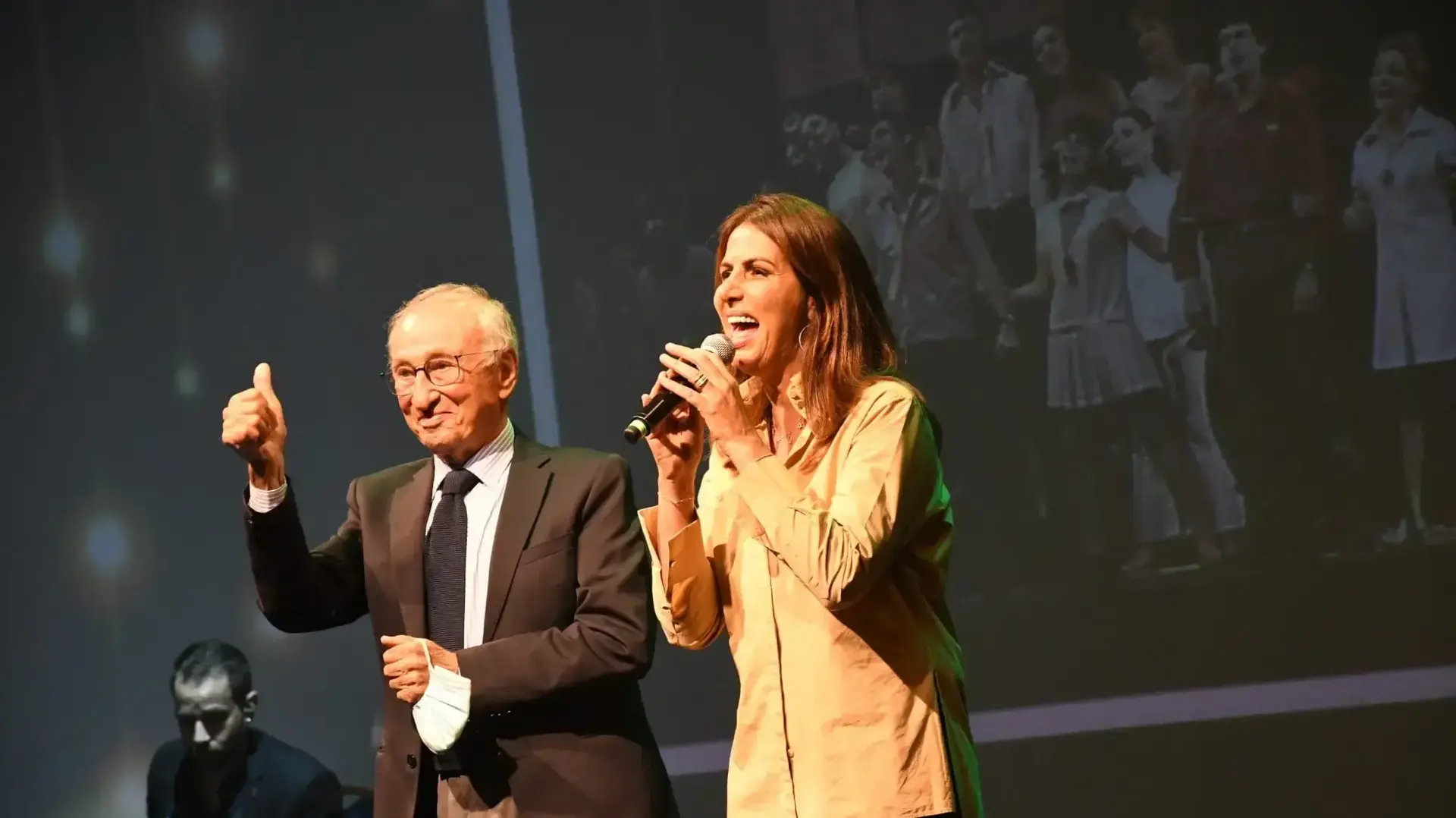 דובי זלצר ועינת שרוף באירוע מחווה שנערך לזלצר בתיאטרון הבימה, 15 באוקטובר 2021 דובי זלצר ועינת שרוף באירוע מחווה שנערך לזלצר בתיאטרון הבימה, 15 באוקטובר 2021