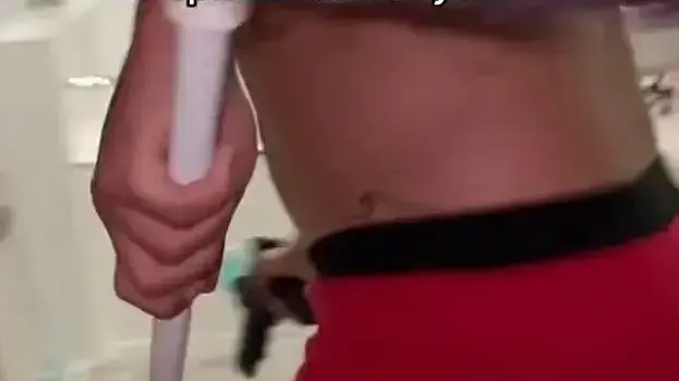 נלחם בעכביש עם מטאטא ואקדח אוויר