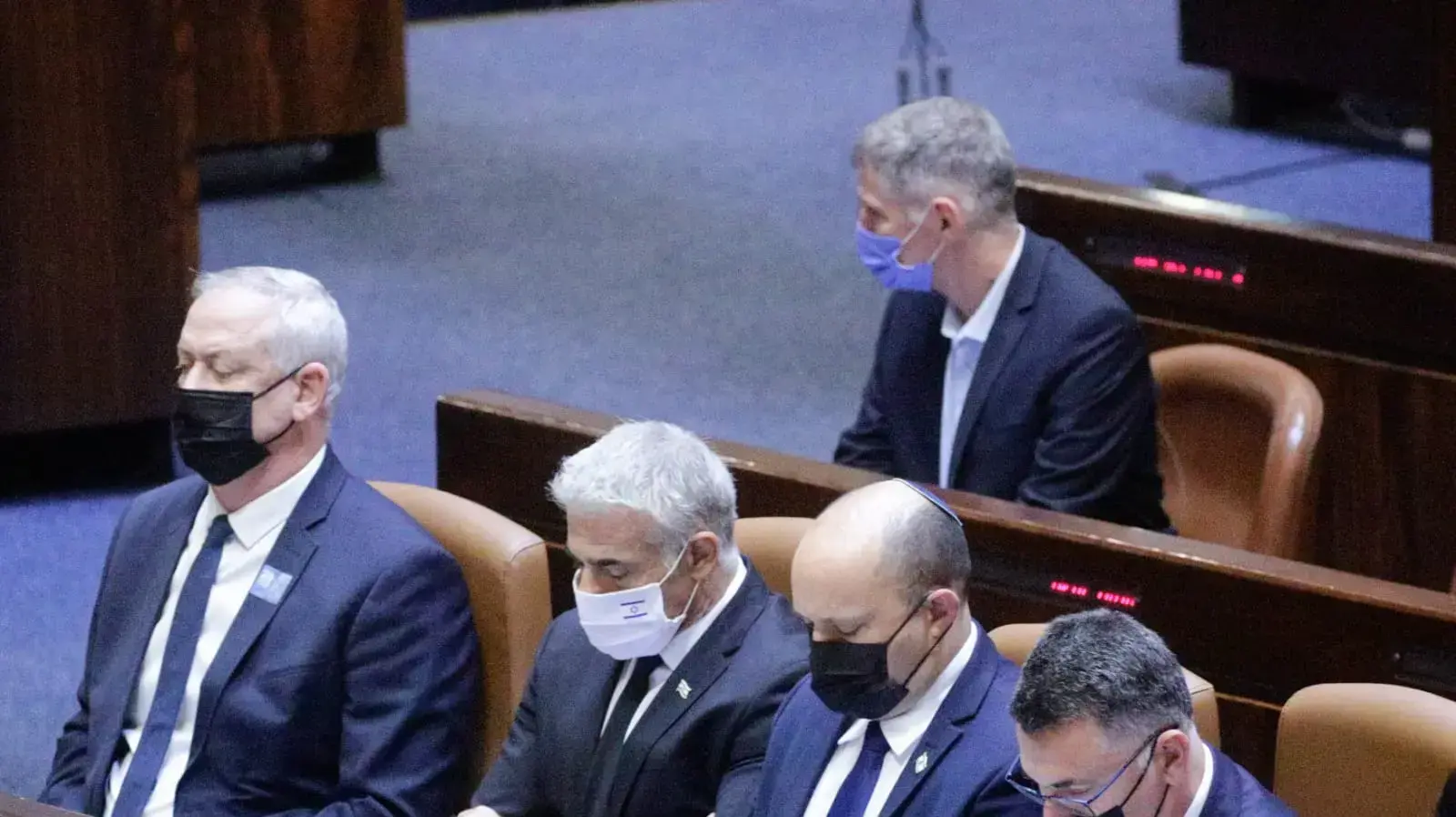 ראש הממשלה נפתלי בנט, ראש הממשלה החליפי יאיר לפי, שר הבטחון בני גנץ, יו"ר תקווה חדשה גדעון סער , יום הזיכרון לראש הממשלה לשעבר יצחק רבין, 18 באוקטובר 2021 ראש הממשלה נפתלי בנט, ראש הממשלה החליפי יאיר לפי, שר הבטחון בני גנץ, יו"ר תקווה חדשה גדעון סער , יום הזיכרון לראש הממשלה לשעבר יצחק רבין, 18 באוקטובר 2021