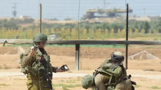 פעילות לוחמי חיל ההנדסה מיחידת יהל"ם לנטרול וזיכוי מבוקר של המטענים והרימונים שהושלכו אמש במסגרת הפרות הסדר האלימות שהוביל ארגון הטרור חמאס לאורך גדר המערכת ברצועת עזה. פעילות לוחמי חיל ההנדסה מיחידת יהל"ם לנטרול וזיכוי מבוקר של המטענים והרימונים שהושלכו אמש במסגרת הפרות הסדר האלימות שהוביל ארגון הטרור חמאס לאורך גדר המערכת ברצועת עזה.