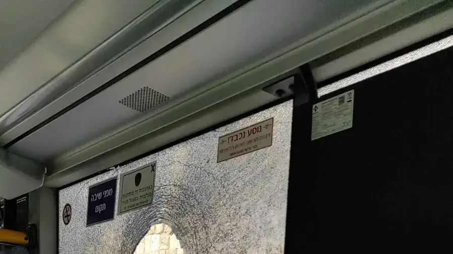 אוטובוס נרגם באבנים במזרח ירושלים, 19 באוקטובר 2021 אוטובוס נרגם באבנים במזרח ירושלים, 19 באוקטובר 2021