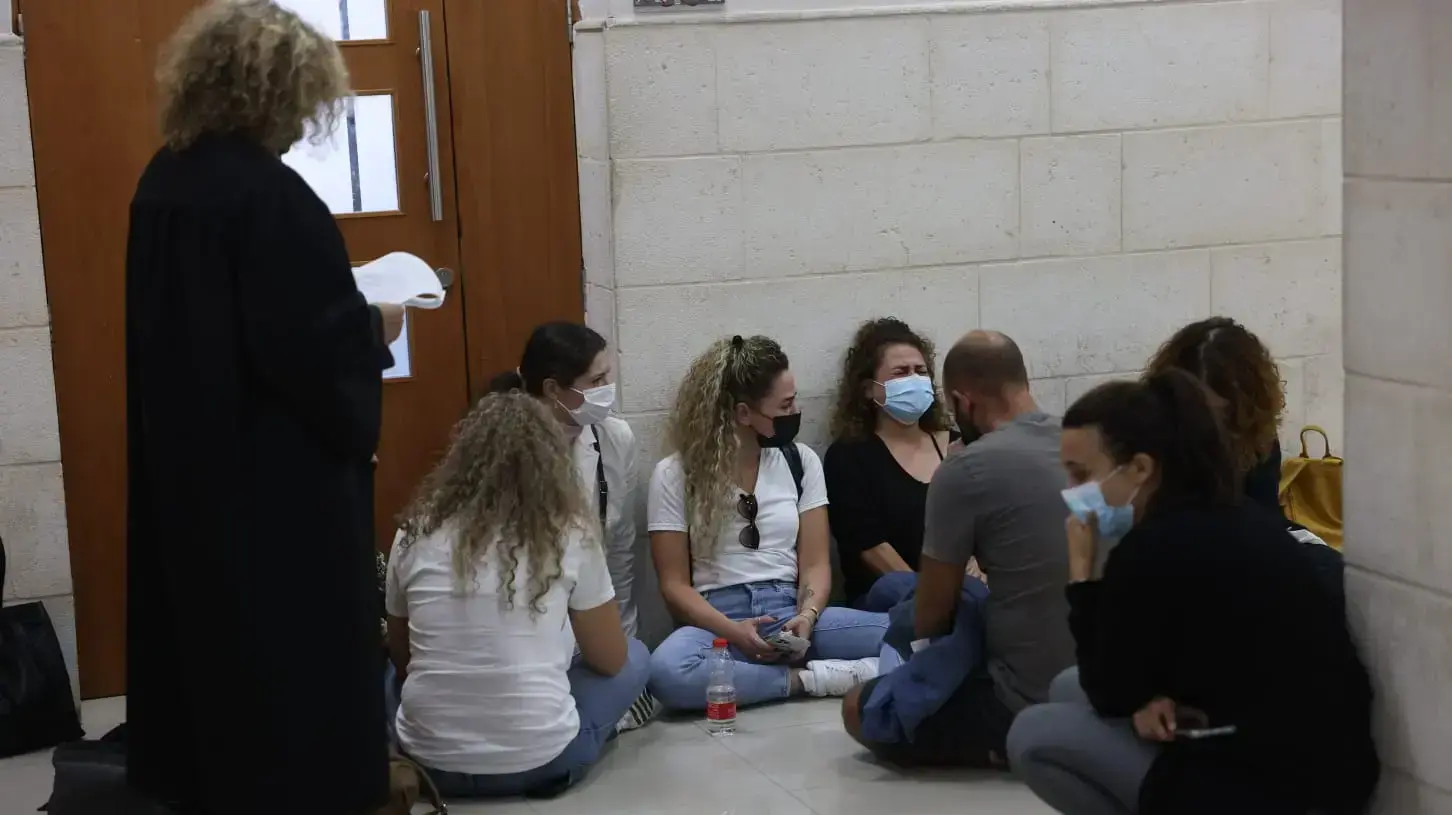 בני משפחתה של רחל אייזנשטדט בהגשת כתב האישום נגד גיא שפירא, בימ"ש מחוזי ירושלים, 20 באוקטובר 2021 בני משפחתה של רחל אייזנשטדט בהגשת כתב האישום נגד גיא שפירא, בימ"ש מחוזי ירושלים, 20 באוקטובר 2021