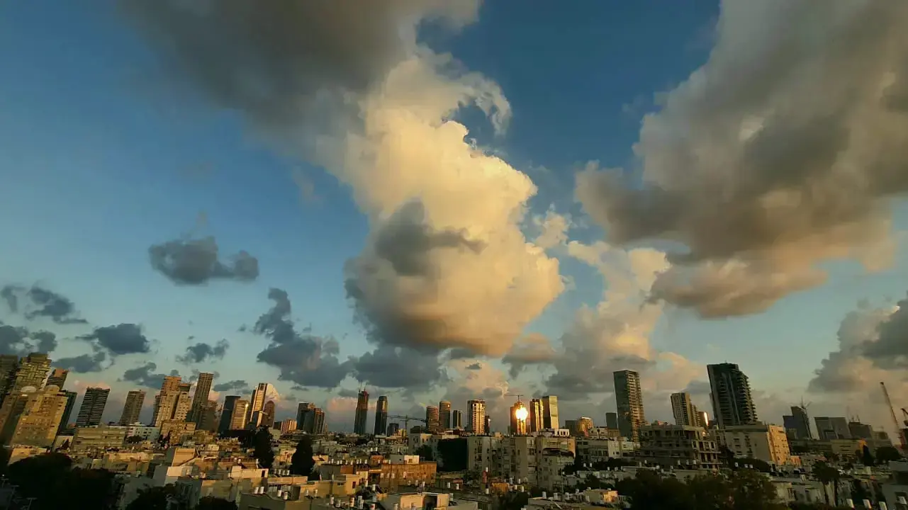 עננים בשמי תל אביב 20 באוקטובר 2021 עננים בשמי תל אביב 20 באוקטובר 2021