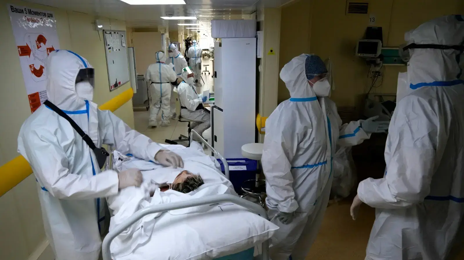 צוות רפואי מטפל בחולה קורונה בבית חולים במוסקבה, רוסיה, 19 באוקטובר 2021 צוות רפואי מטפל בחולה קורונה בבית חולים במוסקבה, רוסיה, 19 באוקטובר 2021