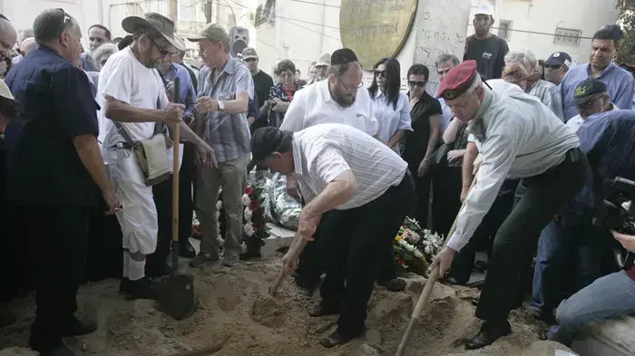 אברהם לב בהלוויתו של לובה אליאב אברהם לב בהלוויתו של לובה אליאב