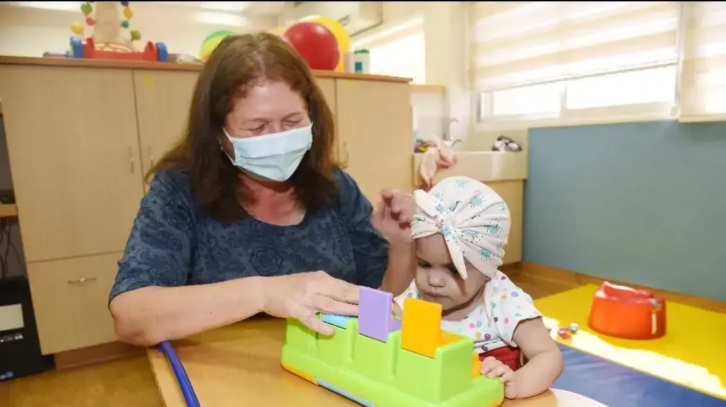 התאומות הסיאמיות המחוברות בראשן שעברו ניתוח נדיר להפרדתן השתחררו מבית החולים סורוקה, 21 באוקטובר 2021