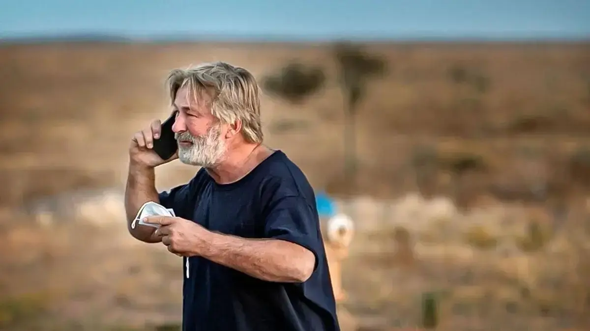 אלק בולדווין במהלך צילומי הסרט "ראסט", בו ירה למוות בשוגג בצלמת, 22 באוקטובר 2021 אלק בולדווין במהלך צילומי הסרט "ראסט", בו ירה למוות בשוגג בצלמת, 22 באוקטובר 2021