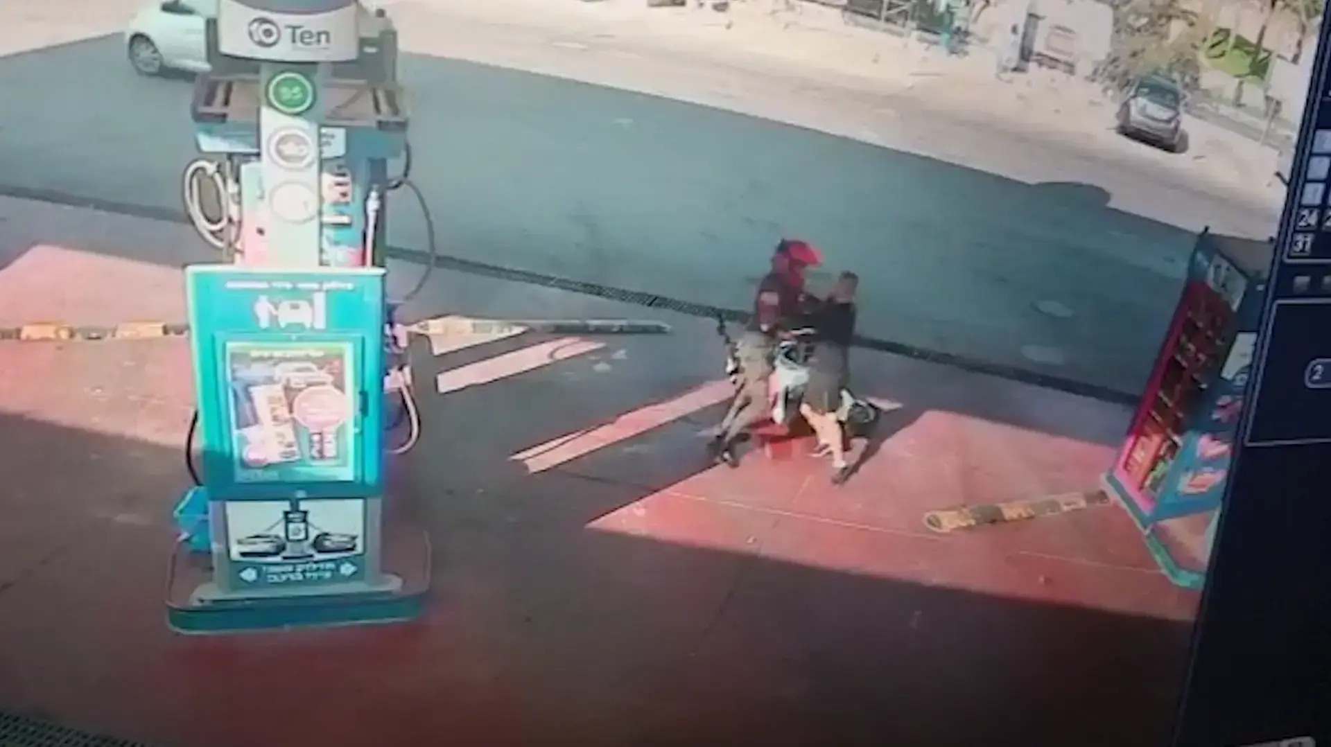 מאבק בין רוכב אופנוע לשוטר לא במשמרת במהלך ניסיון מעצר בתחנת דלק
25.10.21