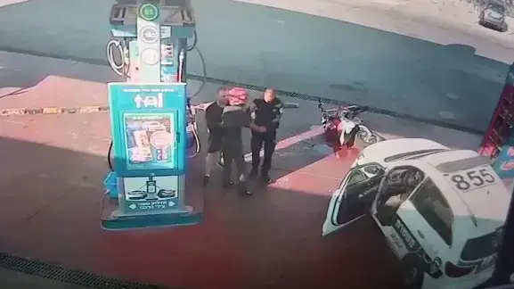 תיעוד מעצר חשוד בתחנת דלק בדימונה, אוקטובר 2021 תיעוד מעצר חשוד בתחנת דלק בדימונה, אוקטובר 2021