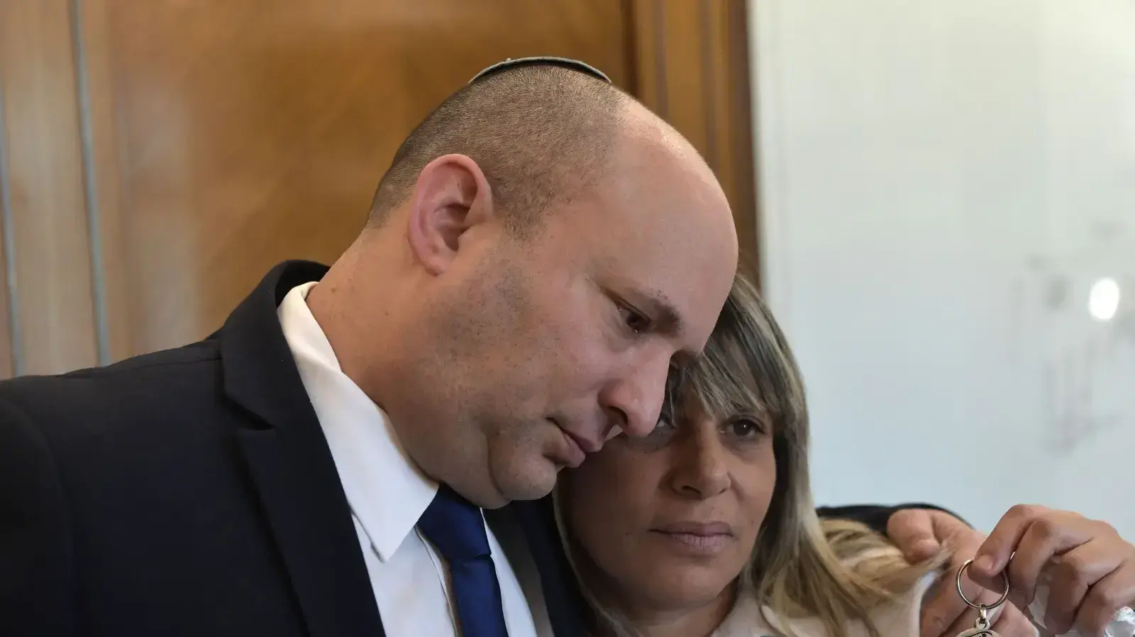 ראש הממשלה, נפתלי בנט, נפגש עם ניצה שמואלי והילה רחימי, אמו ואחותו של לוחם מג"ב שנפל, בראל חדריה שמואלי, 27 באוקטובר 2021 ראש הממשלה, נפתלי בנט, נפגש עם ניצה שמואלי והילה רחימי, אמו ואחותו של לוחם מג"ב שנפל, בראל חדריה שמואלי, 27 באוקטובר 2021