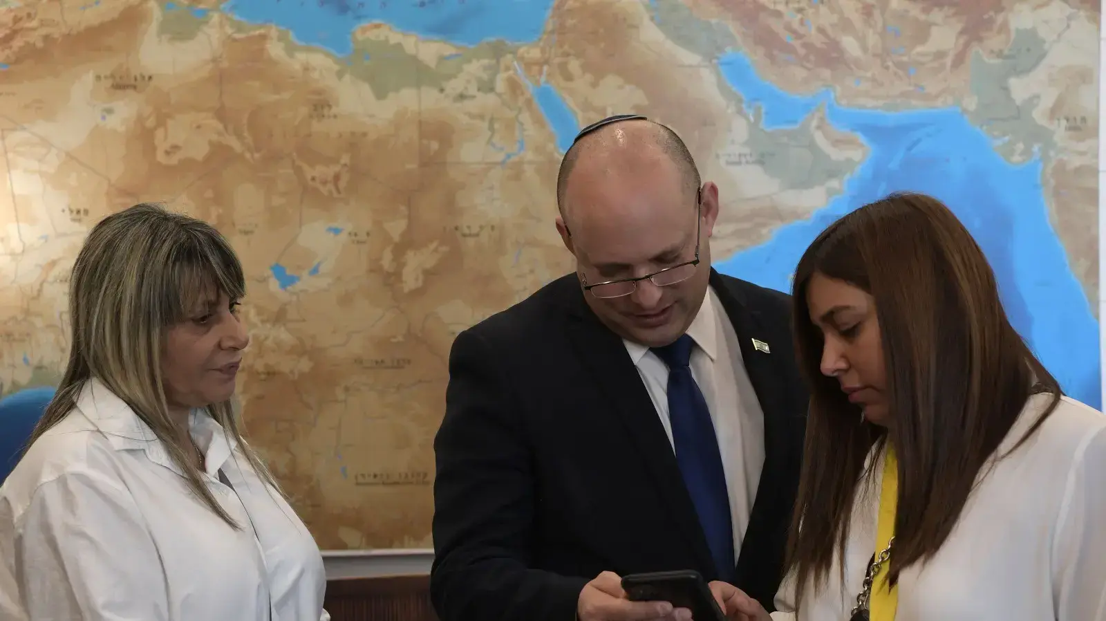 ראש הממשלה, נפתלי בנט, נפגש עם ניצה שמואלי והילה רחימי, אמו ואחותו של לוחם מג"ב שנפל, בראל חדריה שמואלי, 27 באוקטובר 2021 ראש הממשלה, נפתלי בנט, נפגש עם ניצה שמואלי והילה רחימי, אמו ואחותו של לוחם מג"ב שנפל, בראל חדריה שמואלי, 27 באוקטובר 2021