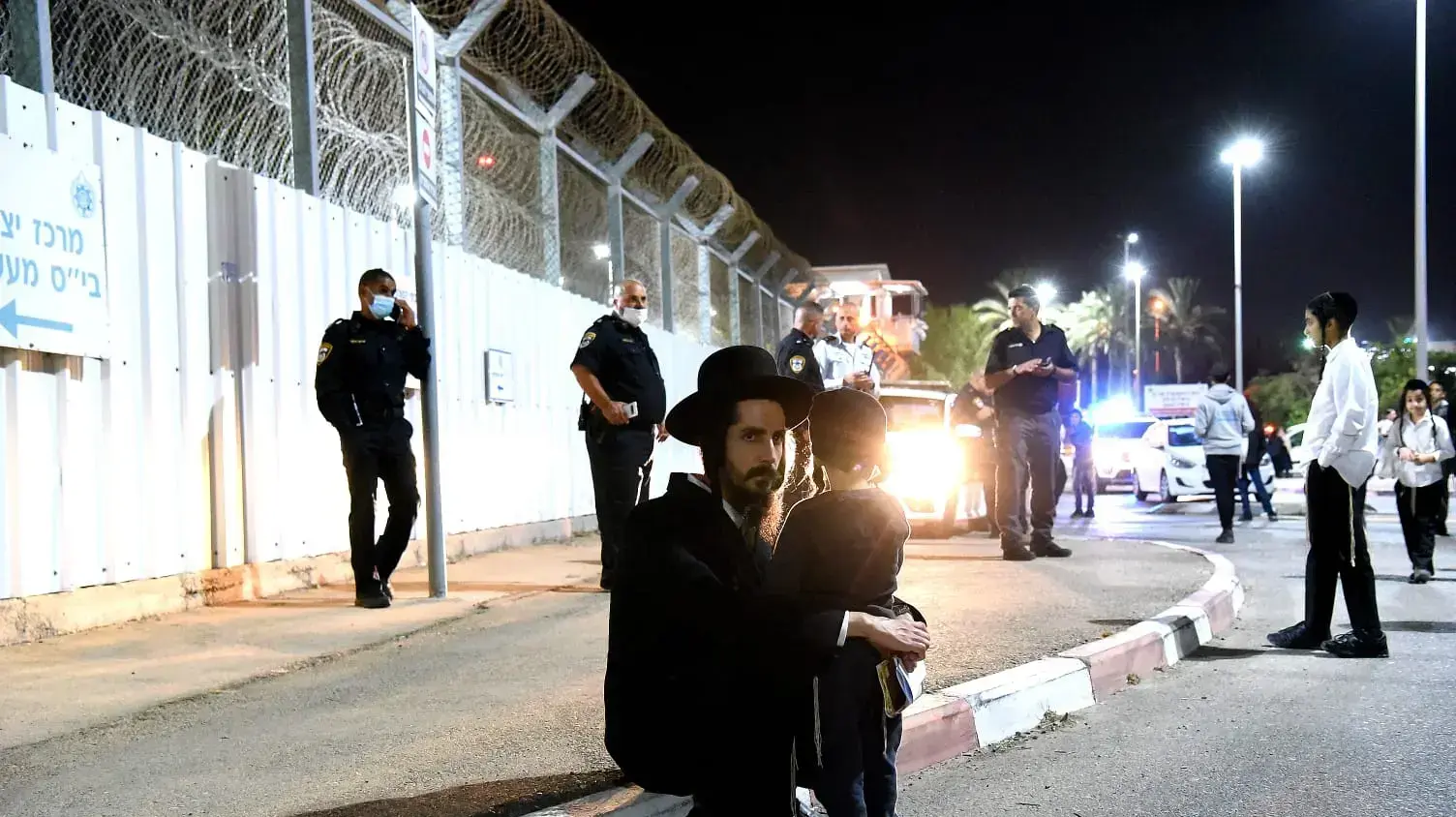חסידי הרב ברלנד מחוץ לכלא ניצן 27 באוקטבור 2021 חסידי הרב ברלנד מחוץ לכלא ניצן 27 באוקטבור 2021