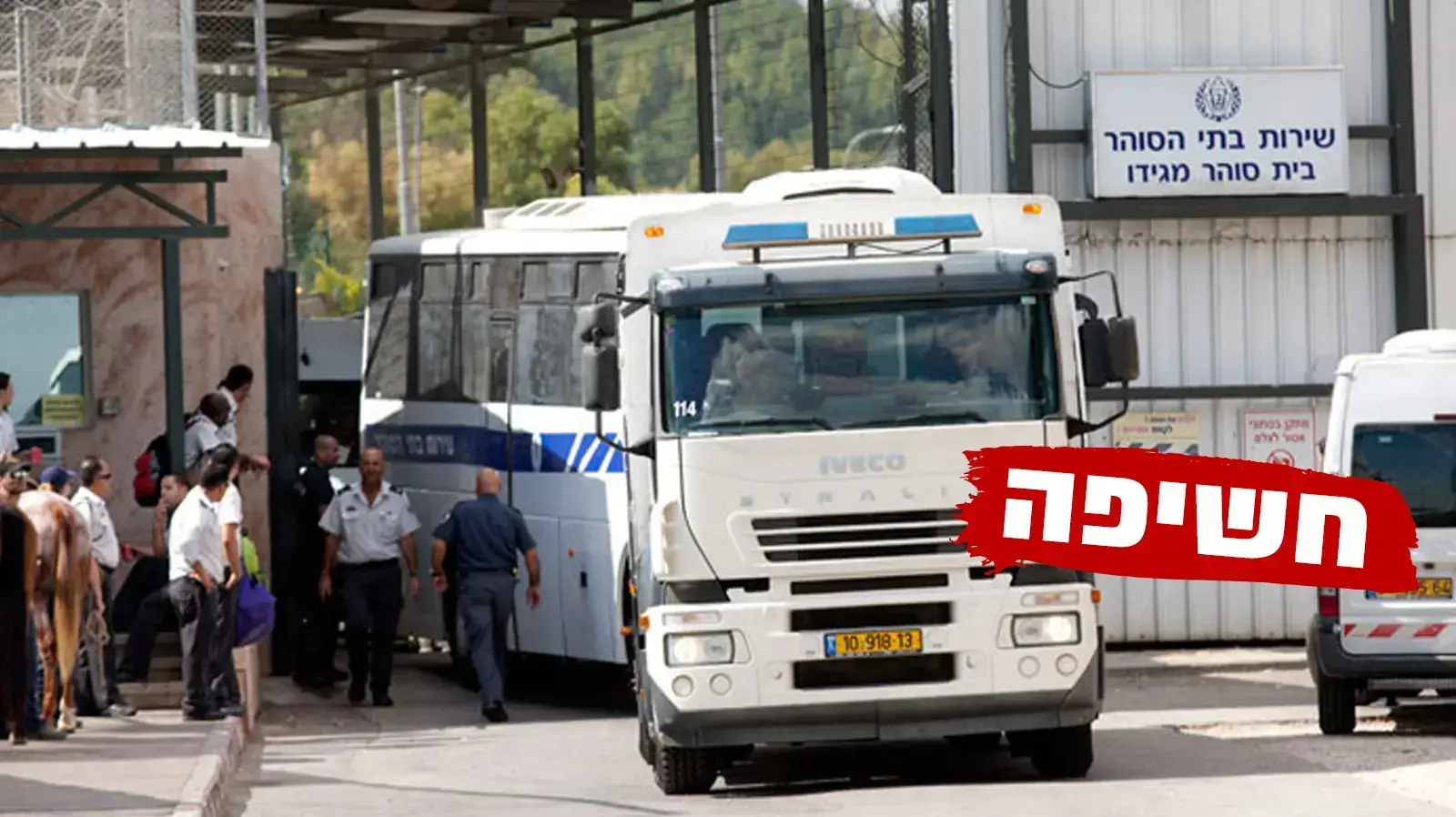 אסירים המשוחררים במסגרת עסקת שליט מובלים מכלא מגידו לקציעות, אוקטובר 2011