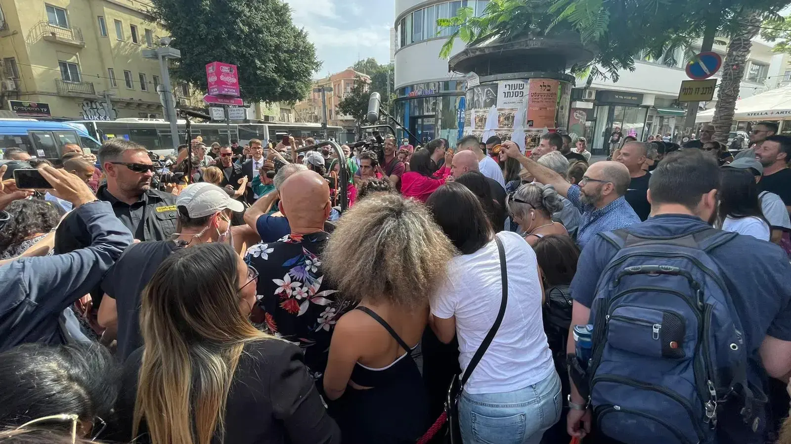 ארבעה משופטי "אקס פקטור לאירוויזיון" - אביב גפן, מרגלית צנעני, מירי מסיקה ונטע ברזילי - מקיימים הופעה בהפתעה בנחלת בנימין שבתל אביב, בעוד מחופשים לדמויות מ"משחק הדיונון" ארבעה משופטי "אקס פקטור לאירוויזיון" - אביב גפן, מרגלית צנעני, מירי מסיקה ונטע ברזילי - מקיימים הופעה בהפתעה בנחלת בנימין שבתל אביב, בעוד מחופשים לדמויות מ"משחק הדיונון"