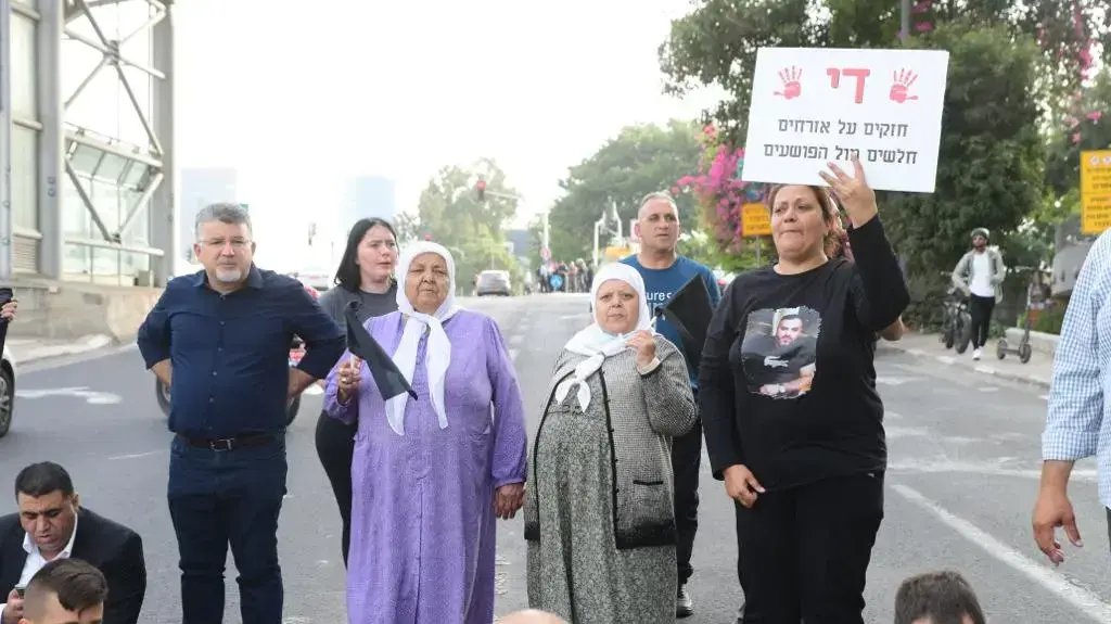 האלימות הגואה בחברה הערבית | יוסף ג'בארין במהלך המחאה באיילון 28 באוקטבור 2021 האלימות הגואה בחברה הערבית | יוסף ג'בארין במהלך המחאה באיילון 28 באוקטבור 2021