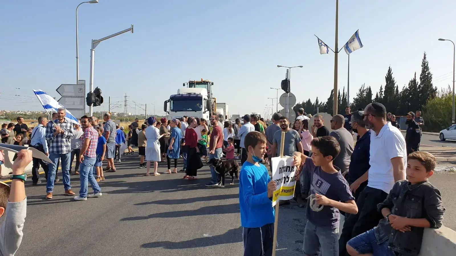 תושבי ניצן מפגינים תושבי ניצן מפגינים