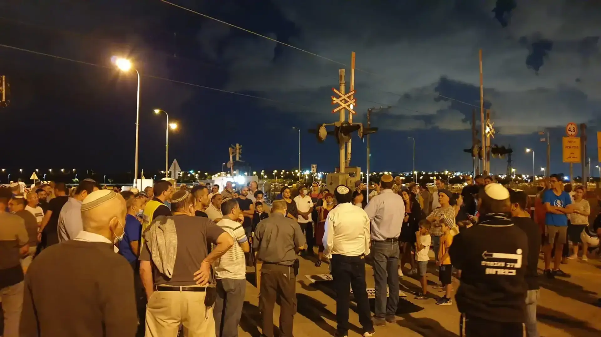 תושבי ניצן מפגינים תושבי ניצן מפגינים