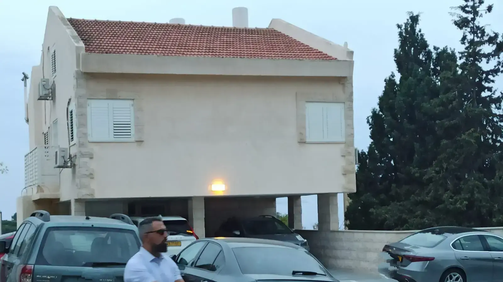 מאבטח ליד ביתה של שרון אלרעי פרייס, 31 באוקטובר 2021 מאבטח ליד ביתה של שרון אלרעי פרייס, 31 באוקטובר 2021