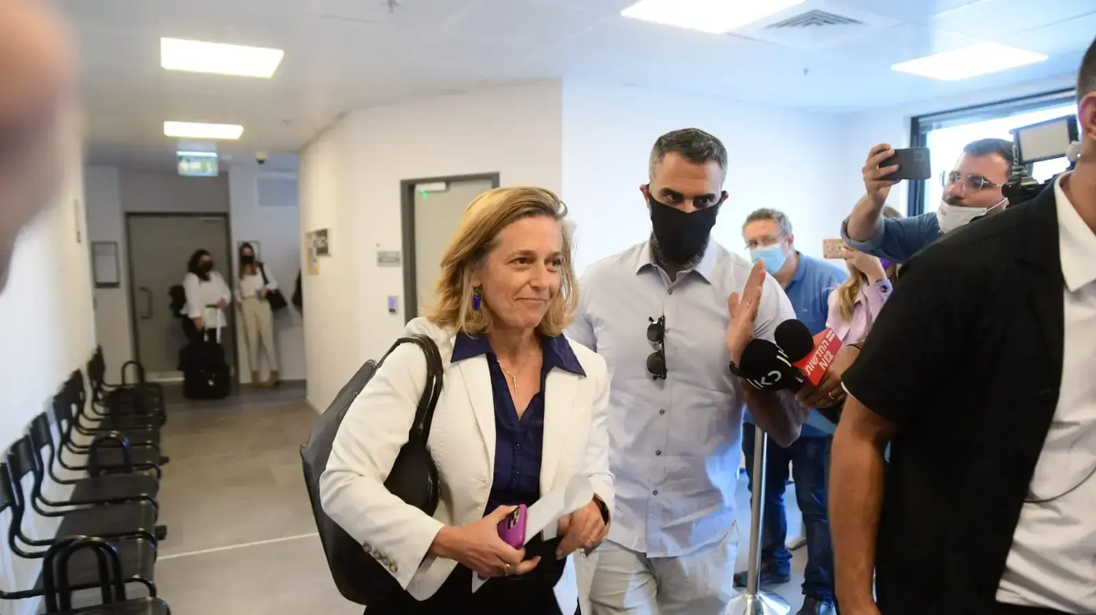 ראש שירותי בריאות הציבור שרון אלרעי פרייס והמאבטח שהוצמד לה, בימ"ש השלום ת"א, 31 באוקטובר 2021 ראש שירותי בריאות הציבור שרון אלרעי פרייס והמאבטח שהוצמד לה, בימ"ש השלום ת"א, 31 באוקטובר 2021