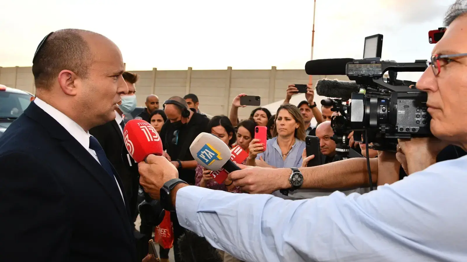 ראש הממשלה, נפתלי בנט במהלך הצהרה עם המראתו לועידת האקלים בגלאזגו, סקוטלנד 31 באוטקבר 2021 ראש הממשלה, נפתלי בנט במהלך הצהרה עם המראתו לועידת האקלים בגלאזגו, סקוטלנד 31 באוטקבר 2021