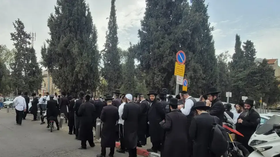 חסידו של הרב ברלנד במהלך מחאה על מעצרו מול מגרש הרוסים בירושלים 1 בנובמבר 2021 חסידו של הרב ברלנד במהלך מחאה על מעצרו מול מגרש הרוסים בירושלים 1 בנובמבר 2021