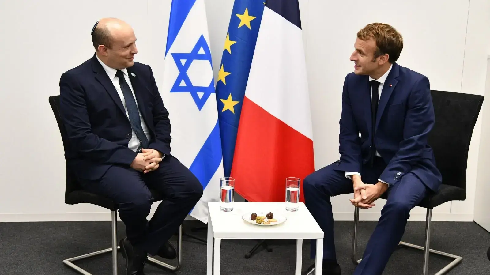 ראש הממשלה, נפתלי בנט, בפגישה עם נשיא צרפת, עמנואל מקרון, בוועידת האו"ם לשינוי אקלים 1 בנובמבר 2021
ראש הממשלה, נפתלי בנט, בפגישה עם נשיא צרפת, עמנואל מקרון, בוועידת האו"ם לשינוי אקלים 1 בנובמבר 2021