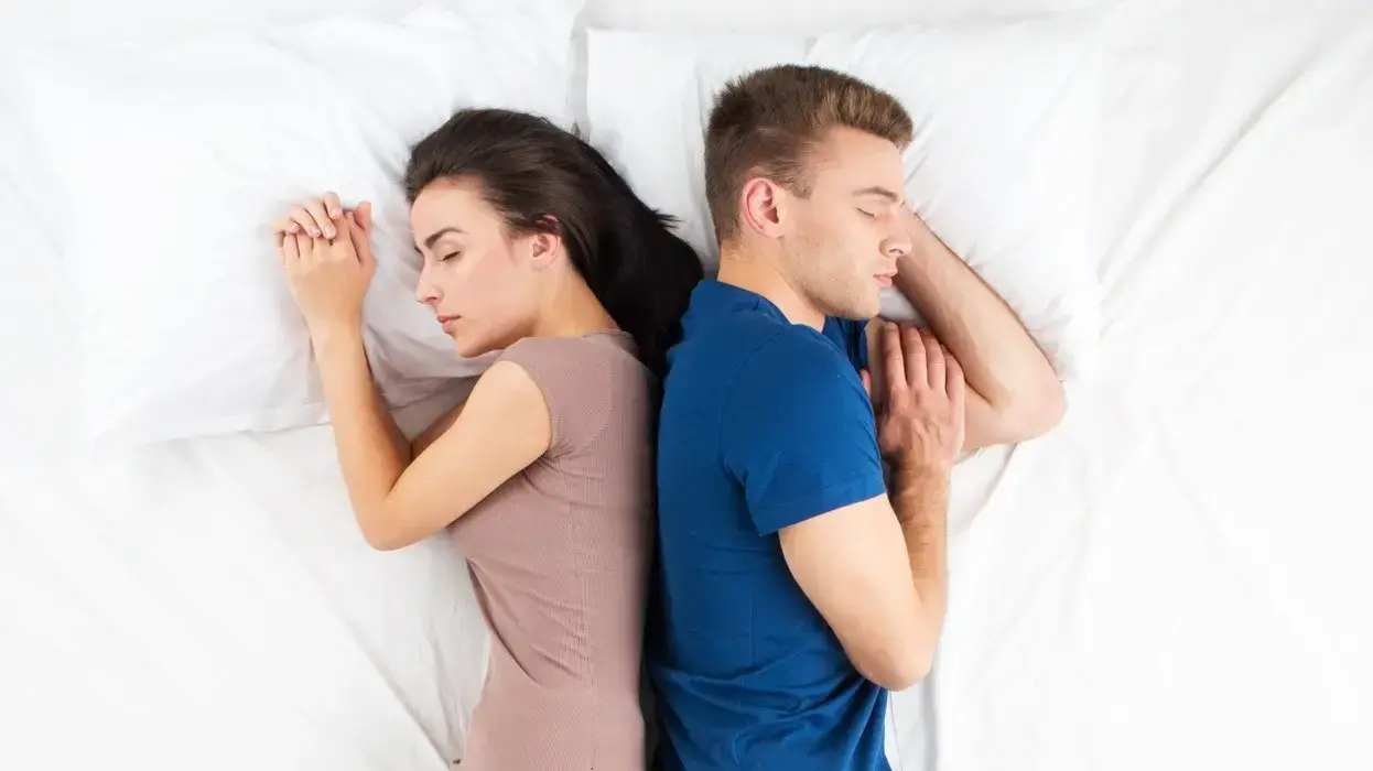 תנוחת שינה גב אל גב תנוחת שינה גב אל גב