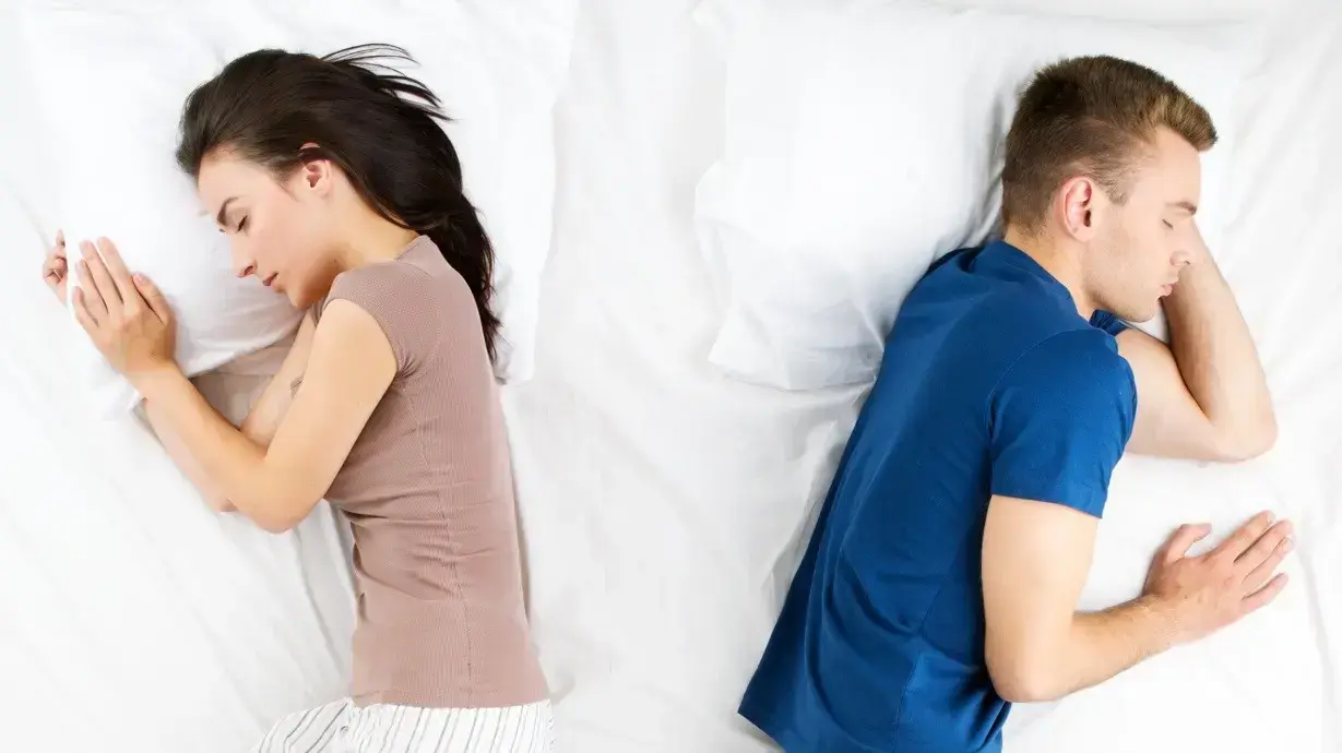 תנוחת שינה גב אל גב תנוחת שינה גב אל גב