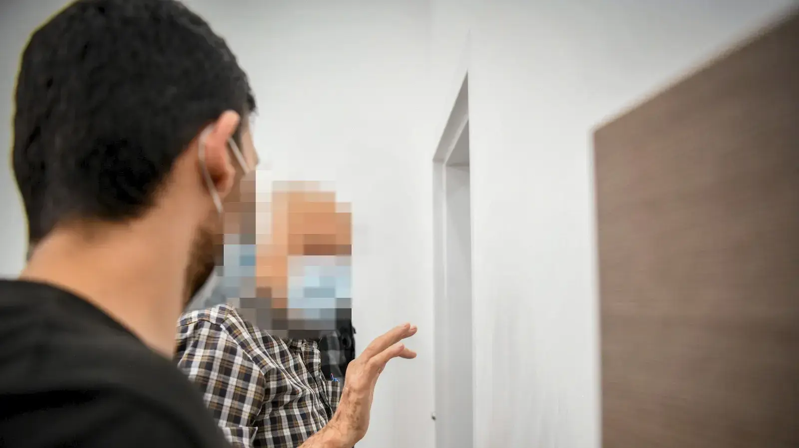 דיון בעניינו של הסופר והמחזאי, שנעצר בחשד למעורבות ברצח אשתו לפני כשנה בבית המשפט השלום בבת ים 4 בנובמבר 2021 דיון בעניינו של הסופר והמחזאי, שנעצר בחשד למעורבות ברצח אשתו לפני כשנה בבית המשפט השלום בבת ים 4 בנובמבר 2021