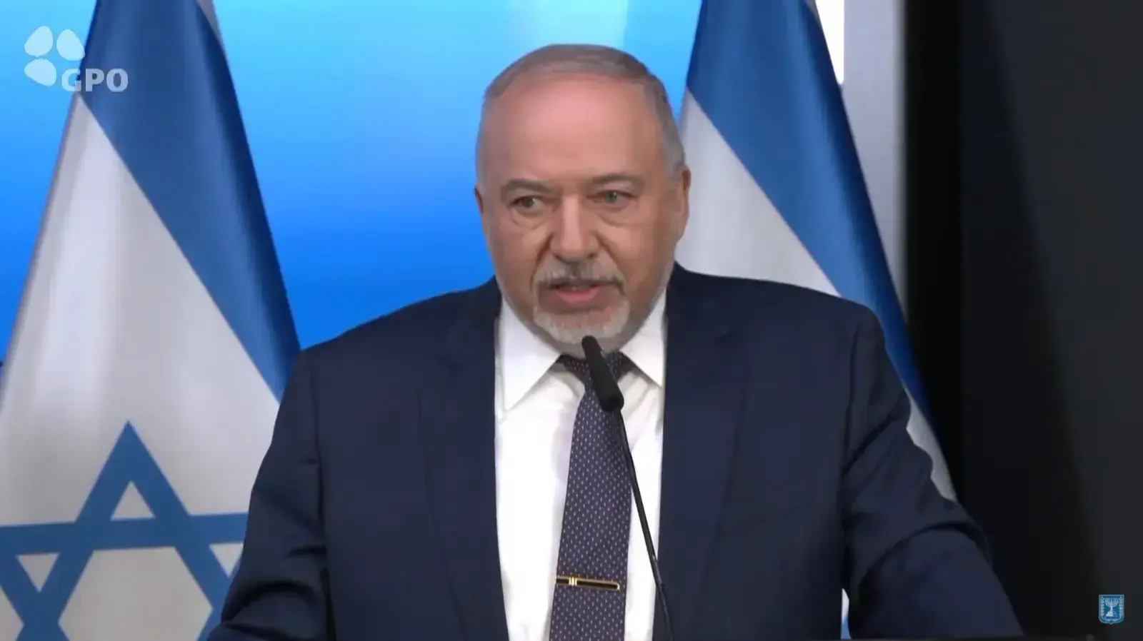 ראש הממשלה, נפתלי בנט, שר החוץ, יאיר לפיד, ושר האוצר, אביגדור ליברמן, במסיבת עיתונאים משותפת, 6 בנובמבר 2021