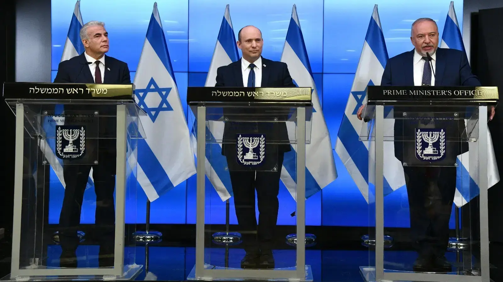 ראש הממשלה, נפתלי בנט, שר החוץ, יאיר לפיד, ושר האוצר, אביגדור ליברמן, במסיבת עיתונאים משותפת, 6 בנובמבר 2021 ראש הממשלה, נפתלי בנט, שר החוץ, יאיר לפיד, ושר האוצר, אביגדור ליברמן, במסיבת עיתונאים משותפת, 6 בנובמבר 2021