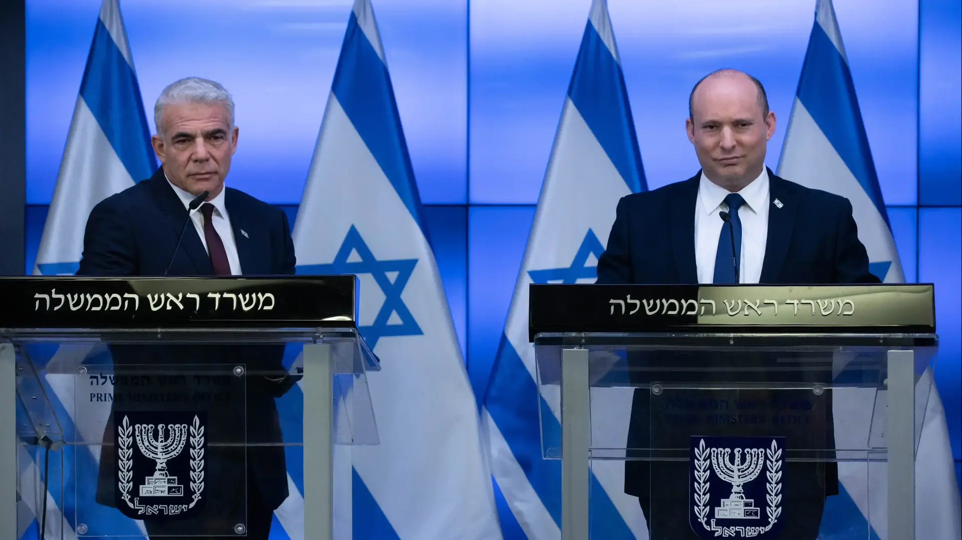 ראש הממשלה, נפתלי בנט, שר החוץ, יאיר לפיד, ושר האוצר, אביגדור ליברמן, במסיבת עיתונאים משותפת, 6 בנובמבר 2021 ראש הממשלה, נפתלי בנט, שר החוץ, יאיר לפיד, ושר האוצר, אביגדור ליברמן, במסיבת עיתונאים משותפת, 6 בנובמבר 2021