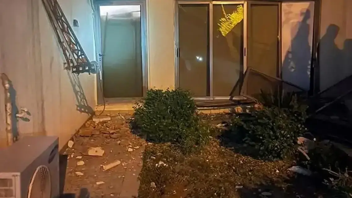 ביתו של ראש ממשלת עיראק, מוסטפא אל-כאזימי, אחרי שהותקף על ידי מל"ט בבגדאד, 6 בנובמבר 2021 ביתו של ראש ממשלת עיראק, מוסטפא אל-כאזימי, אחרי שהותקף על ידי מל"ט בבגדאד, 6 בנובמבר 2021