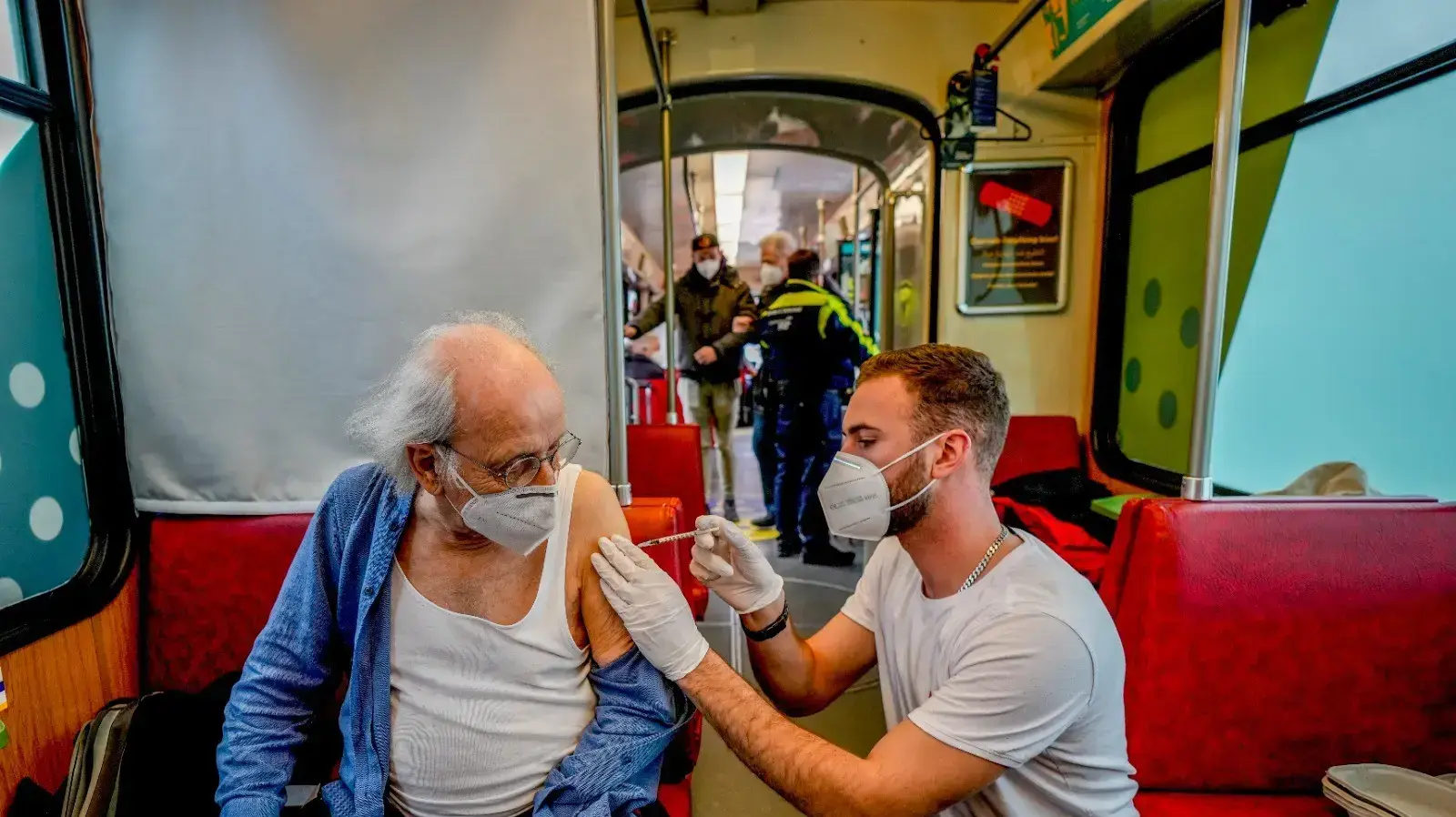 גבר בן 85 מתחסן לקורונה ברכבת התחתית של פרנקפורט, גרמניה, 4 בנובמבר 2021