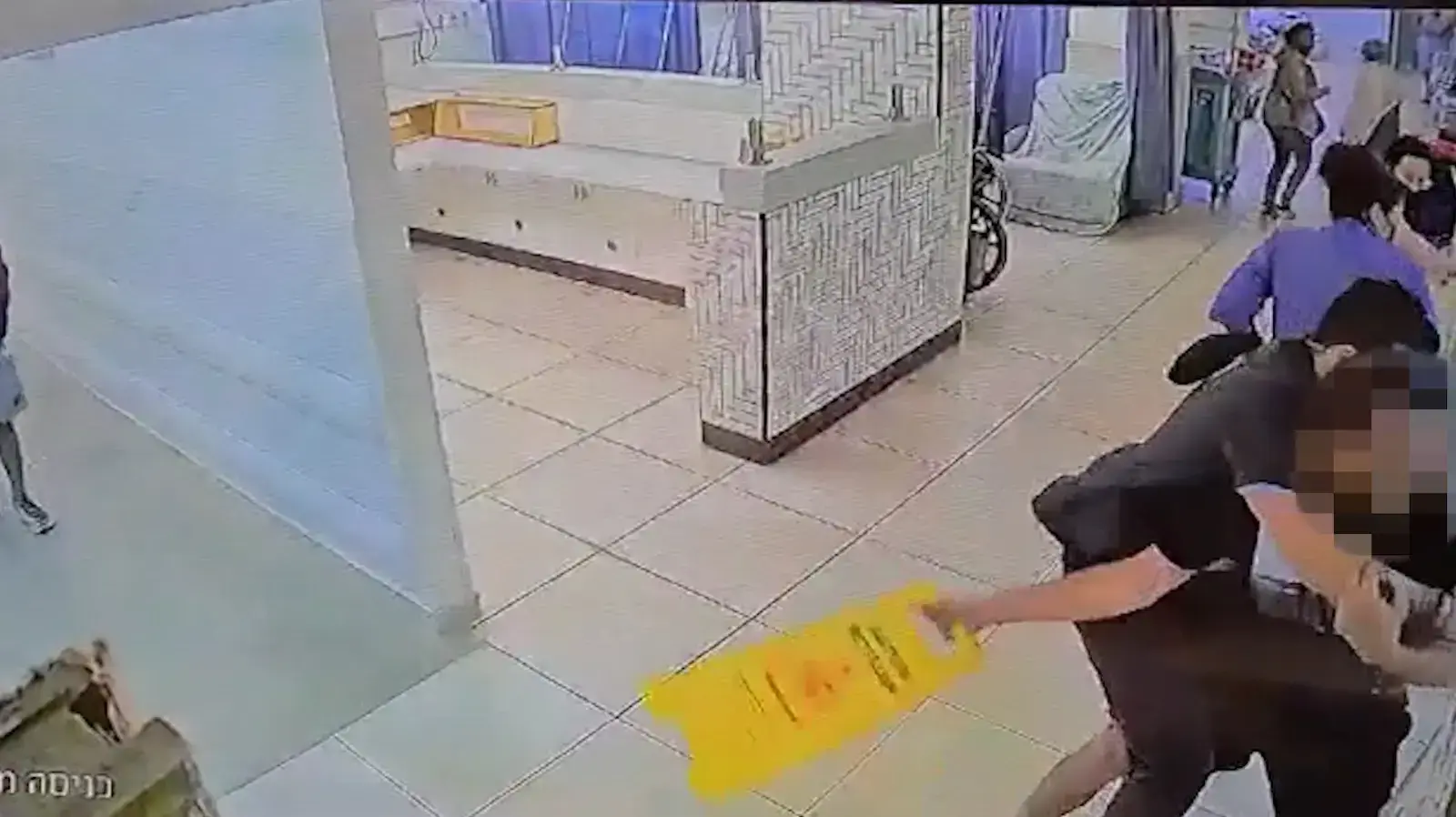 מקלל ומטיח מסך מחשב: תיעוד של אירוע תקיפה בבית החולים לניאדו
8.11.21 מקלל ומטיח מסך מחשב: תיעוד של אירוע תקיפה בבית החולים לניאדו
8.11.21