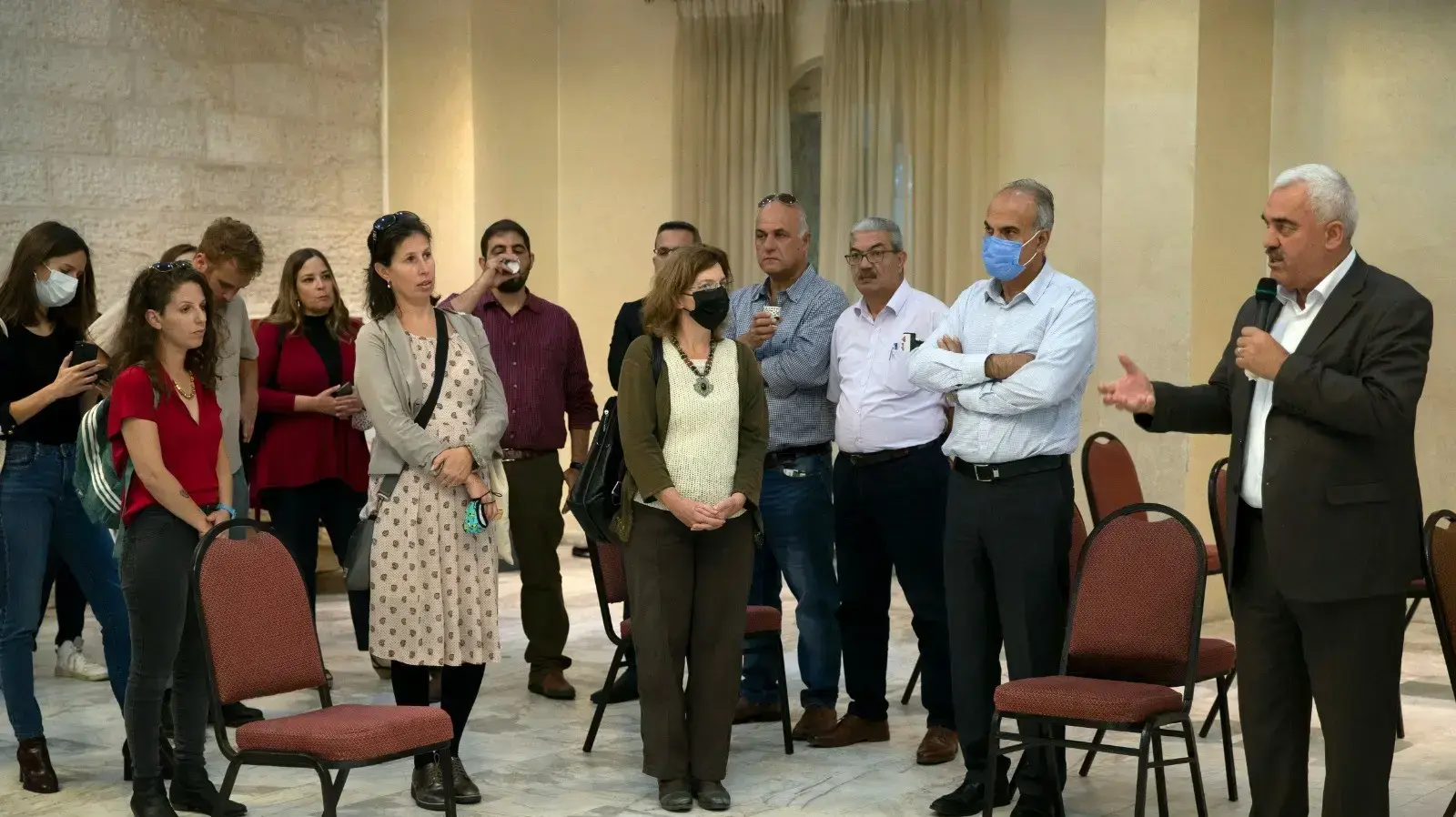 שהוואן ג'בארין, מנהל ארגון אל-חק לזכויות אדם בפגישת סולידריות עם נציגי ארגוני זכויות אדם ישראלים, רמאללה, 27 באוקטובר 2021
שהוואן ג'בארין, מנהל ארגון אל-חק לזכויות אדם בפגישת סולידריות עם נציגי ארגוני זכויות אדם ישראלים, רמאללה, 27 באוקטובר 2021