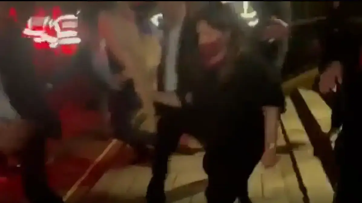 ציפי חוטובלי מוברחת דרך מחאה פרו-פלסטינית בלונדון ציפי חוטובלי מוברחת דרך מחאה פרו-פלסטינית בלונדון