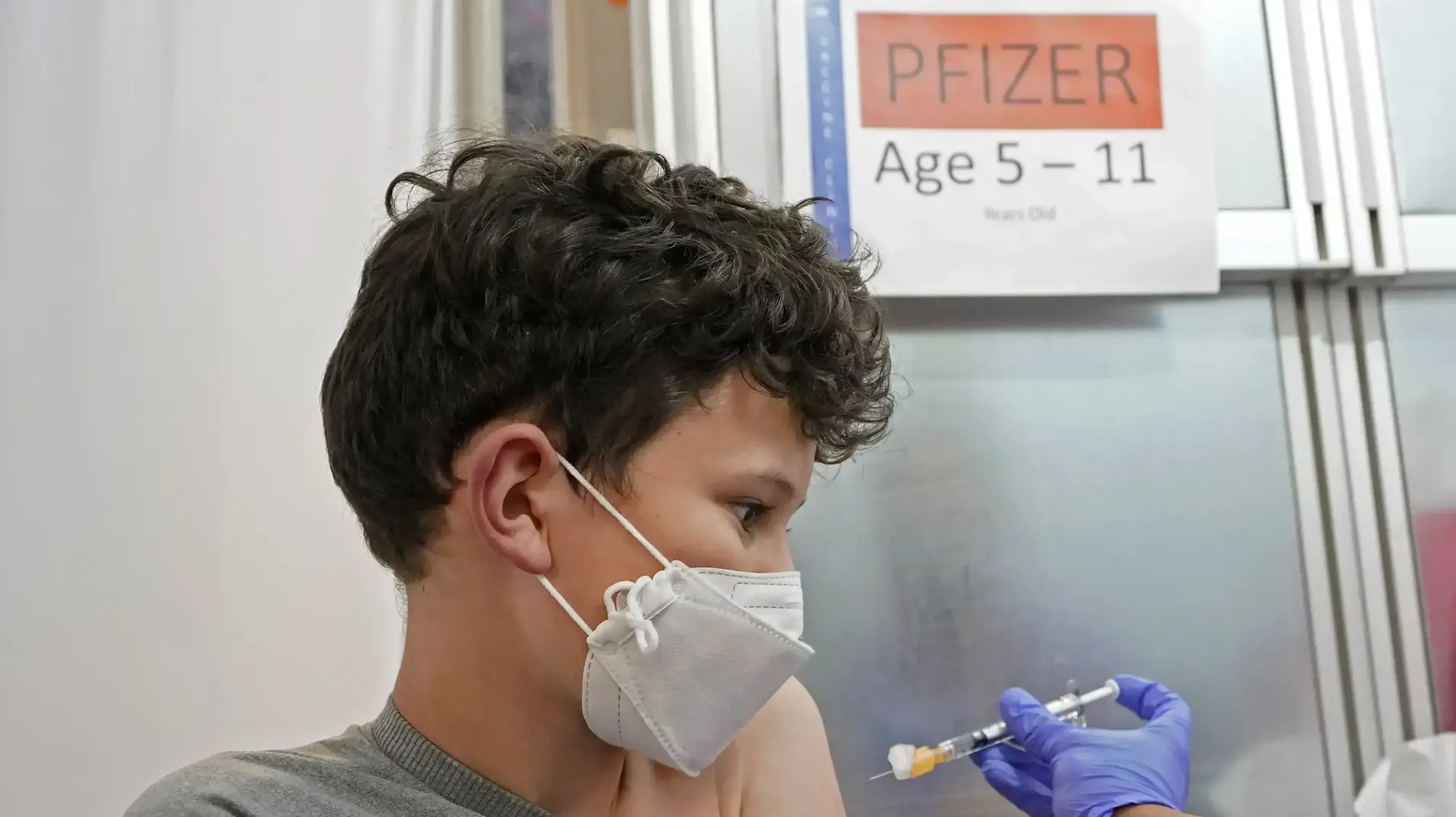 ילד בן 11 מקבל מנה ראשונה של חיסון נגד קורונה בוושינגטון, ארה"ב