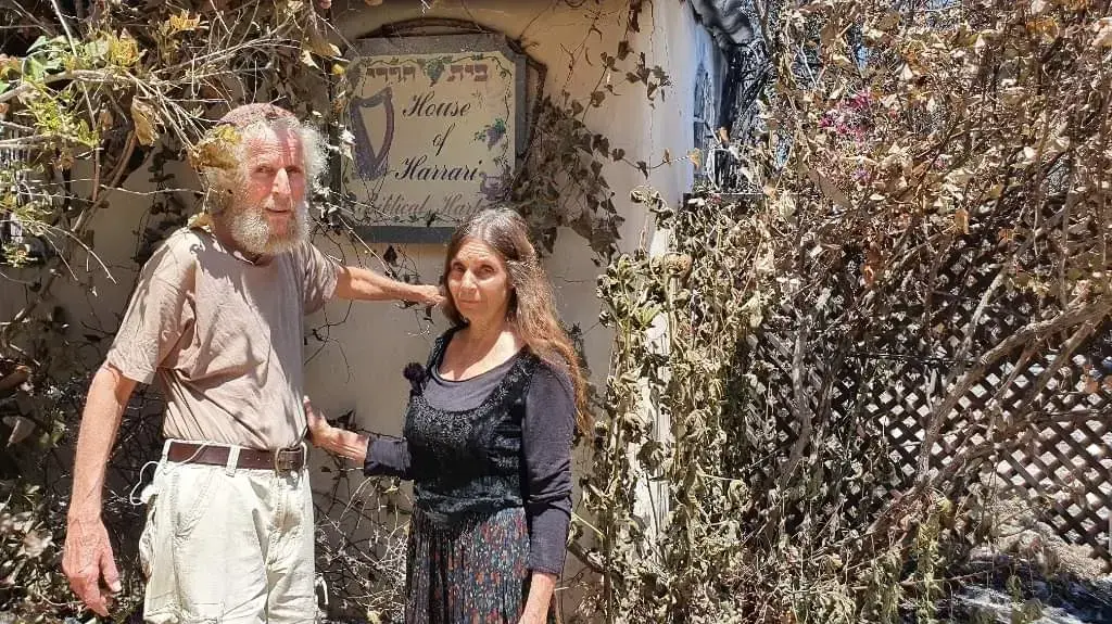 מיכה ושושנה הררי מחוץ לסטודיו, לפני השריפה מיכה ושושנה הררי מחוץ לסטודיו, לפני השריפה