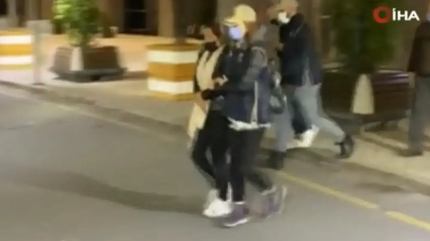 הישראלים העצורים נטלי ומורדי בצאתם מבית המשפט. 12 בנובמבר 2021 הישראלים העצורים נטלי ומורדי בצאתם מבית המשפט. 12 בנובמבר 2021