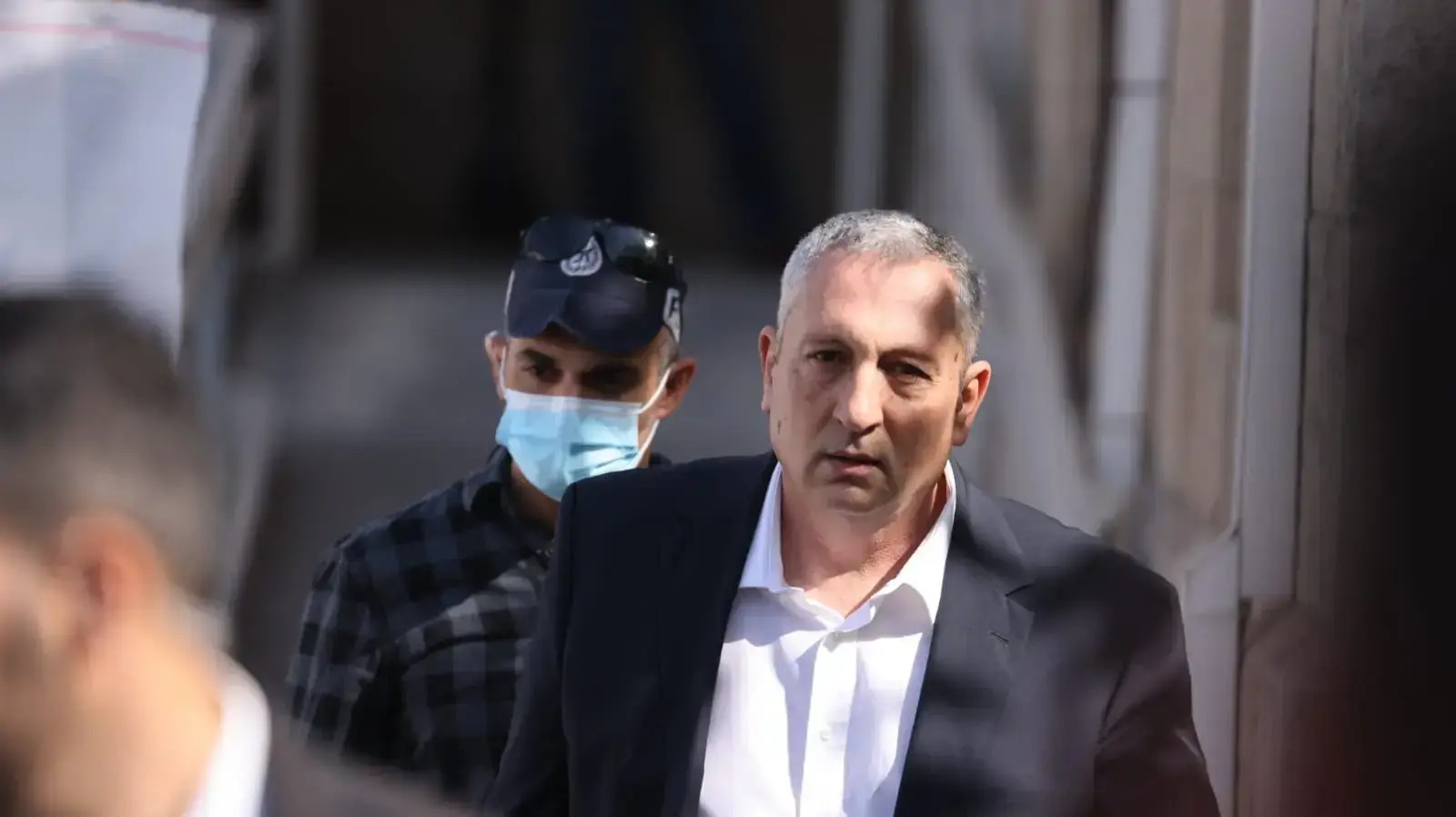 ניר חפץ ביציאה ממשפט נתניהו לאחר דחיית עדותו
16 בנובמבר 2021 ניר חפץ ביציאה ממשפט נתניהו לאחר דחיית עדותו
16 בנובמבר 2021