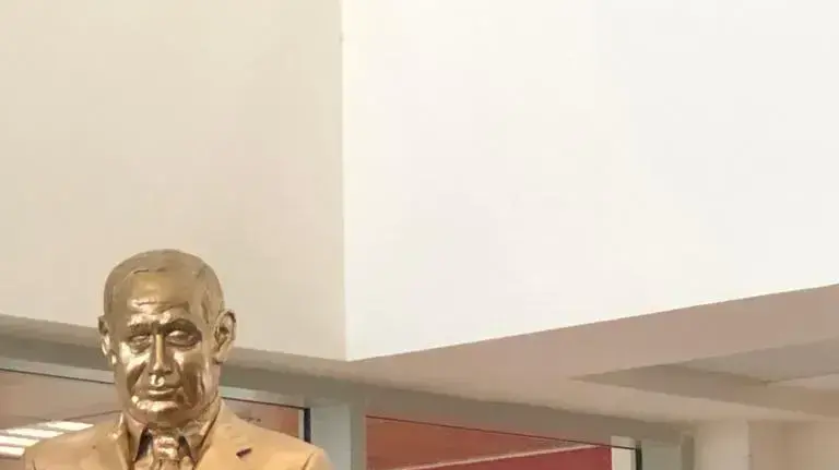 פסל מוזהב של ביבי נתניהו הוצב בתיכון בתל אביב 16 בנובמבר 2021