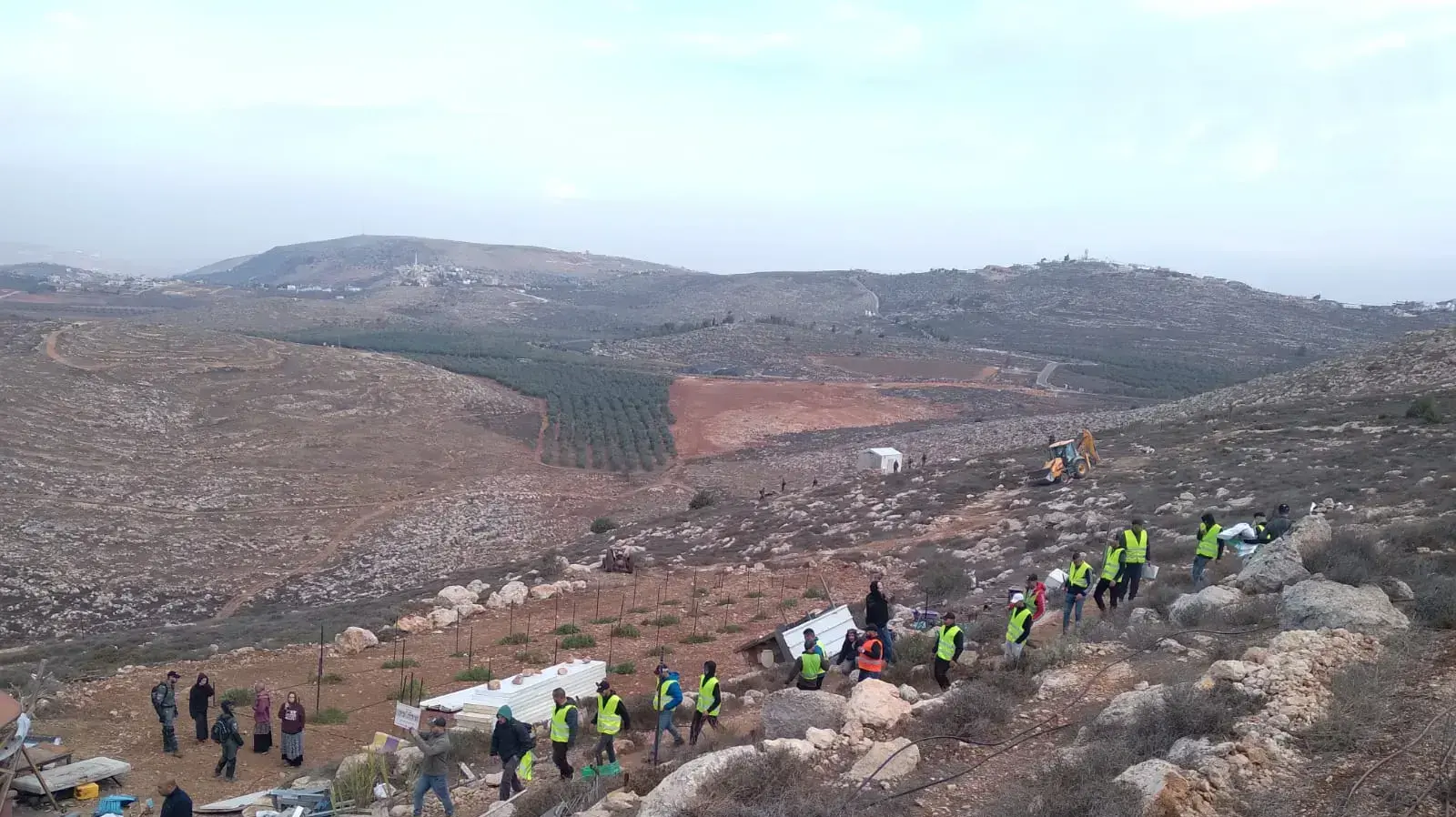 עימותים בין מתנחלים לכוחות משטרה ועובדי המנהל האזרחי במהלך פינוי מאחז "גאולת ציון" שבבנימין, 17 בנובמבר 2021 עימותים בין מתנחלים לכוחות משטרה ועובדי המנהל האזרחי במהלך פינוי מאחז "גאולת ציון" שבבנימין, 17 בנובמבר 2021